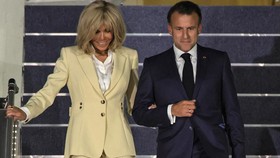 FOTO: Emmanuel Macron dan Brigitte Gandengan Tangan Tiba di Jakarta