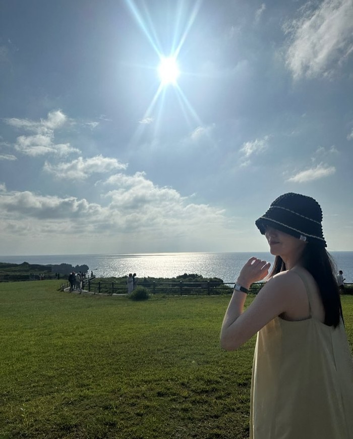 Energi ceria Kim Ji Eun menyatu dengan alam cerah di Bali. Kebahagiaan terpancar jelas dari paras jelita sang aktris meskipun sebagian wajahnya tertutup bucket hati yang melindungi dari teriknya siang./ instagram.com/kj_ieun
