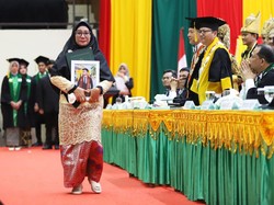 Kisah Haru Ibu Ikut Wisuda USK Gantikan Anaknya yang Meninggal Dunia
