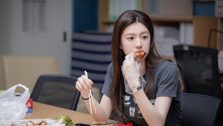 Gaya Go Yoon Jung di drama Korea Resident Playbook