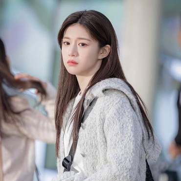 Bak Tak Sadar Dirinya Artis, Gerak-gerik Go Yoon Jung Saat Bertolak ke Bali Jadi Sorotan