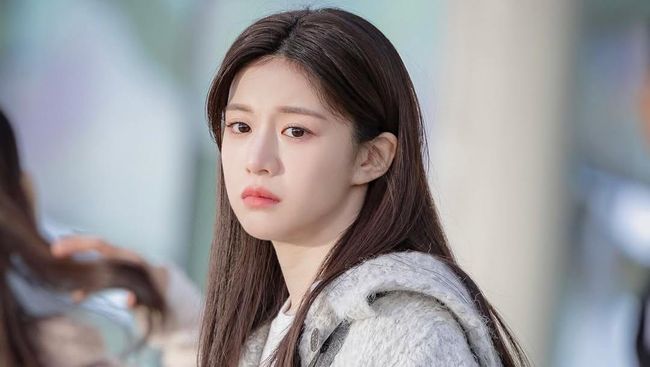 Bak Tak Sadar Dirinya Artis, Gerak-gerik Go Yoon Jung Saat Bertolak ke Bali Jadi Sorotan
