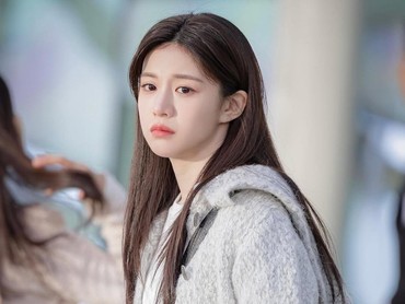 Bak Tak Sadar Dirinya Artis, Gerak-gerik Go Yoon Jung Saat Bertolak ke Bali Jadi Sorotan