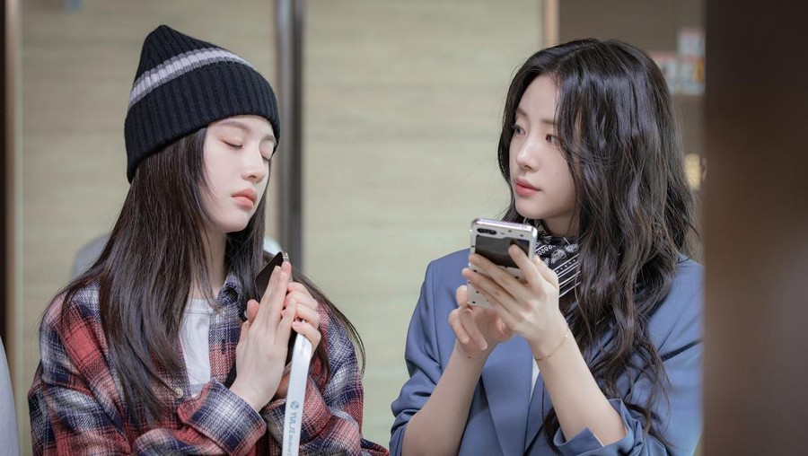 Gaya Go Yoon Jung di drama Korea Resident Playbook