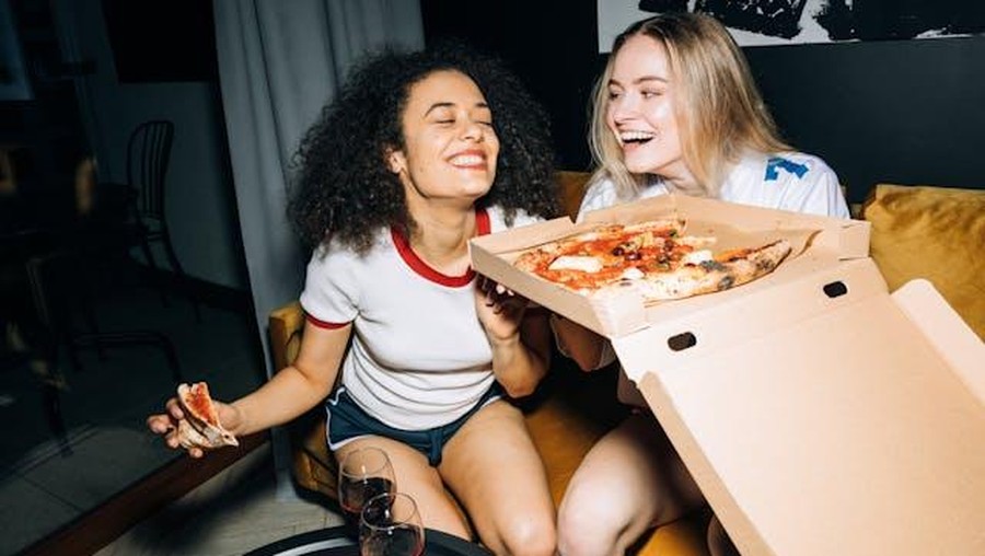 Ilustrasi perempuan makan pizza &sol; Foto&colon; Pexels&period;com&sol;Kool shooters