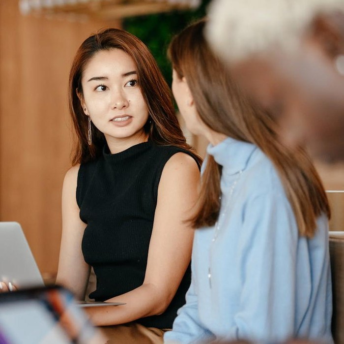 Berdasarkan studi dari University of Madrid, orang yang suka begadang memiliki tingkat penalaran induktif yang lebih tinggi hingga memiliki skor lebih baik dalam tes kemampuan kognitif dan prestasi sekolah.