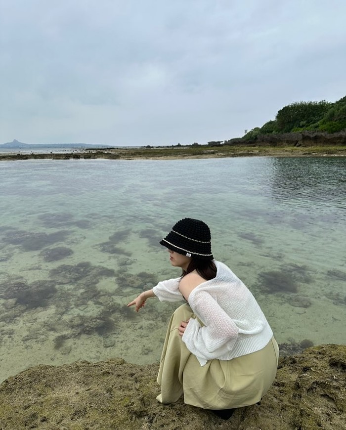 Kim Ji Eun banyak menjelajahi alam selama di Bali, salah satunya menyegarkan pikiran sambil mengamati bagian dasar pesisir pantai yang menyimpan bebatuan dan terumbu karang di atas lapisan bening air./ Foto: instagram.com/kj_ieun