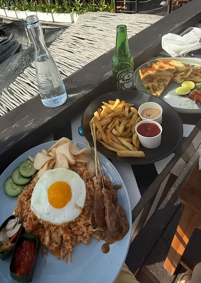 Liburan tak akan lengkap tanpa mencicipi cita rasa makanan lokal di negara berpijak, sebagaimana aktris kelahiran 1993 tersebut memotret makanan selama di Bali berupa nasi goreng, sate, kerupuk, dan kentang goreng./ Foto: instagram.com/kj_ieun