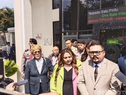 Lisa Mariana Gagal Lagi Bertemu RK di Pengadilan