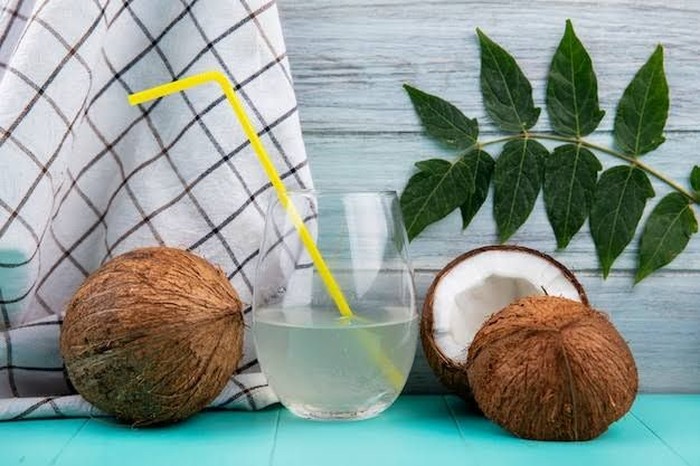 Air kelapa mengandung vitamin, seperti vitamin B2, vitamin B3, dan vitamin C, serta bahan-bahan lain yang bermanfaat bagi kulit.
