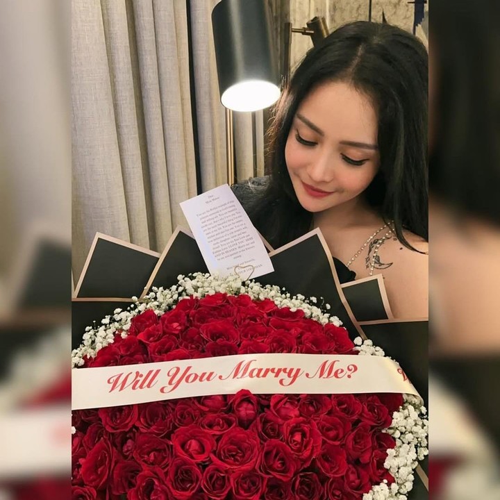 <p>Pada momen spesial tersebut, Kevin Wazeng tak lupa memberikan buket bunga mawar merah yang dililit pita bertuliskan 'Will You Marry Me'. Di bunga ini juga terselip kertas berisi ungkapan rasa cinta Kevin untuk Mawar, Bunda. (Foto: Instagram @mysamawar)</p>