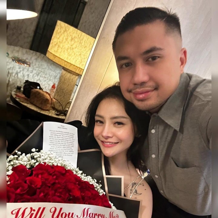 <p>Melalui unggahan di Instagram, Mawar mengungkap perasaan bahagianya dilamar sang kekasih. Bagi Mawar, Kevin adalah sosok pria terbaik yang sudah berhasil membuatnya tersenyum kembali setelah sempat mengalami ujian di kehidupan masa lalunya. "Terima kasih telah menjadi kisah cinta yang selalu kuimpikan..Aku sangat mencintaimu, Sayang," tulis Mawar. (Foto: Instagram @mysamawar)</p>