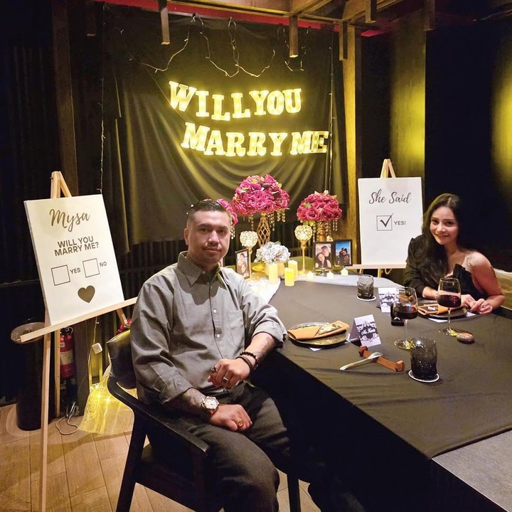 <p>Mawar membagikan momen lamaran dari sang kekasih di akun Instagram miliknya. Bunda tiga anak ini mendapat kejutan lamaran dari Kevin Wazeng saat melakukan dinner romantis. (Foto: Instagram @mysamawar)</p>