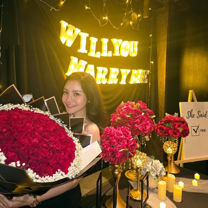 <p>Kevin Wazeng menyiapkan lamaran dengan detail. Ia mendekorasi ruangan <em>dinner</em> dengan foto-foto romantis berama Mawar. Tak hanya itu, Kevin juga menyiapkan tulisan besar 'Will You Marry Me' di dekat meja <em>dinner</em>. (Foto: Instagram @mysamawar)</p>