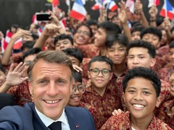Bangganya Dhanu Siswa Labschool Jakarta Bisa Dialog-Swafoto dengan Macron
