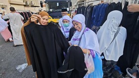 FOTO: Suasana Pasar Kaget di Kompleks Hotel Jemaah Haji Indonesia