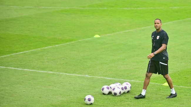Momen Kluivert Pamer Skill di TC Timnas Indonesia Pelatih Timnas Indonesia Patrick Kluivert memamerkan skill mengolah bola di sela-sela pemusatan latihan (TC) jelang Kualifikasi Piala Dunia 2026.