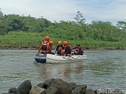 Petugas SAR Gabungan Diterjunkan Cari Remaja Hanyut di Blitar