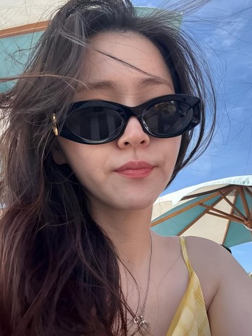 img-title Kim Ji Eun Habiskan Waktu Liburan di Bali, Pesona Cerahnya Menyatu dengan Alam!