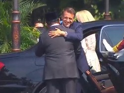 Pelukan Hangat Prabowo Sambut Macron di Istana Merdeka