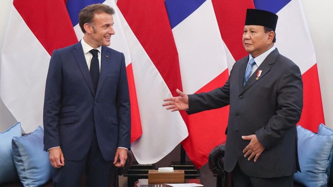 Momen Macron Tanya Lukisan Sukarno ke Prabowo di Istana Merdeka Presiden Prancis Emmanuel Macron bertanya soal lukisan Presiden ke-1 RI Ir. Sukarno kepada Presiden Prabowo Subianto di Istana Merdeka Jakarta pada Rabu (28/5).