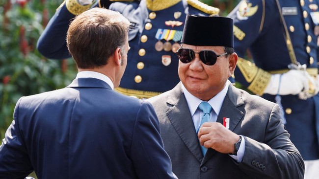 Indonesia Siap Akui Israel Hanya Jika Palestina Merdeka Dalam konferensi pers bersama Presiden Prancis Macron, Prabowo sebut RI siap akui-buka hubungan diplomatik dengan Israel jika Palestina merdeka.