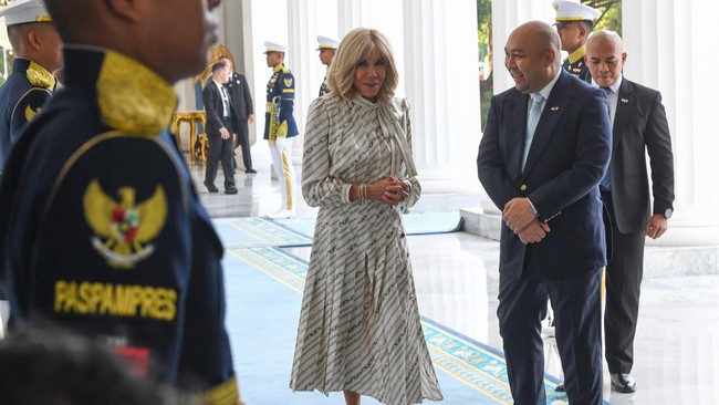 Didit Prabowo Temani Ibu Negara Prancis Brigitte di Istana Merdeka Putra Presiden RI Prabowo Subianto, Didit Prabowo, terlihat mengantarkan istri Presiden Prancis, Brigitte Macron, menuju mobil untuk meninggalkan Istana Merdeka
