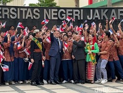Tiba di UNJ, Presiden Macron Ajak Siswa-Mahasiswa Berswafoto