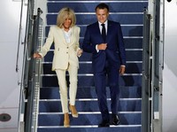Macron Siap Buktikan di Pengadilan AS kalau Istrinya Wanita Tulen Macron Siap Buktikan di Pengadilan AS kalau Istrinya Wanita Tulen