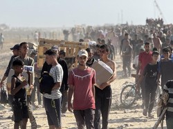 Ribuan Warga Gaza Serbu Pusat Distribusi Bantuan hingga Ricuh