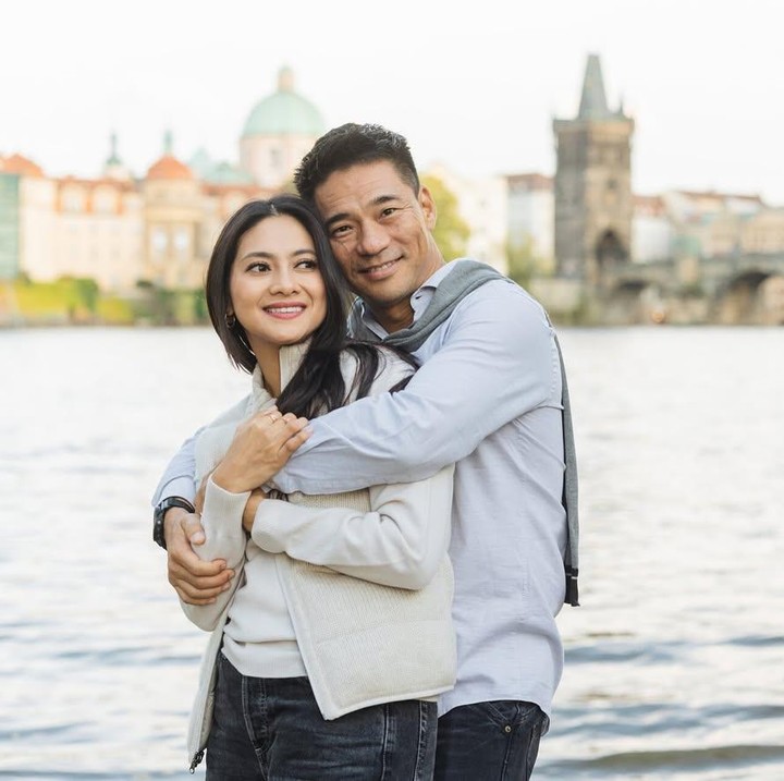 <p>Meski hubungan keduanya jarang muncul di layar kaca, Rini dan sang suami kerap mengabadikan kedekatan mereka dengan mengunggah beberapa foto dan video romantis di media sosial. (Foto: Instagram@riniyulianti)</p>