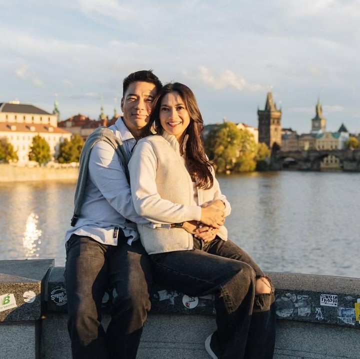 <p>Misalnya saja, seperti foto berikut yang diunggah di akun Instagram pribadi. Perempuan 39 tahun itu tak sungkan memamerkan kemesraannya dengan sang suami saat liburan di Praha pada September 2024. (Foto: Instagram@riniyulianti)</p>