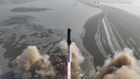 FOTO: Roket Raksasa Starship Elon Musk Meledak Saat Uji Coba