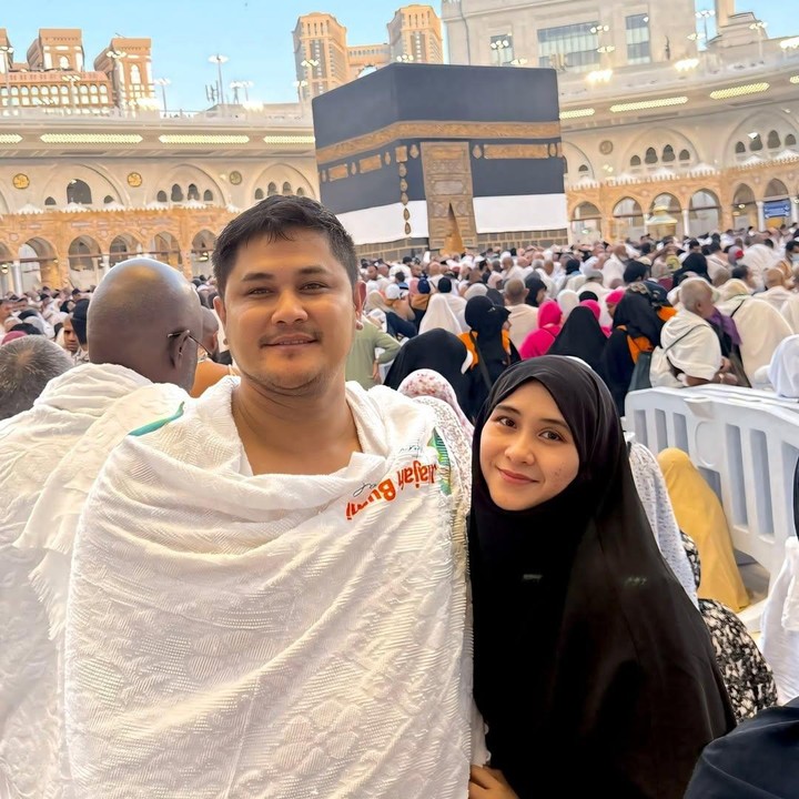 <p>Kemudian ada pasangan artis Indonesia, Ryana Dea dan Puadin Redi, yang juga menjalankan ibadah haji tahun ini. Ryana mengaku tak menyangka doanya untuk haji segera dikabulkan. (Foto: dok. Instagram Ryana Dea)</p>