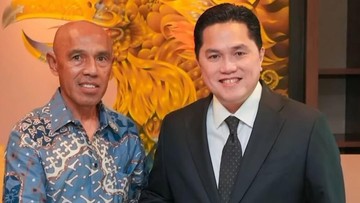 Kabar Sport CNN Terbaru : Pakai Batik, Simon Tahamata Bertemu Erick Thohir