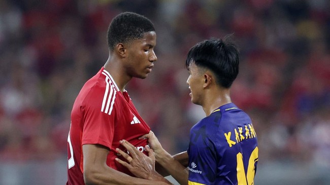 Kakang Rudianto dan Malik Risaldi tampil apik dalam membela ASEAN All Stars mengalahkan Manchester United.