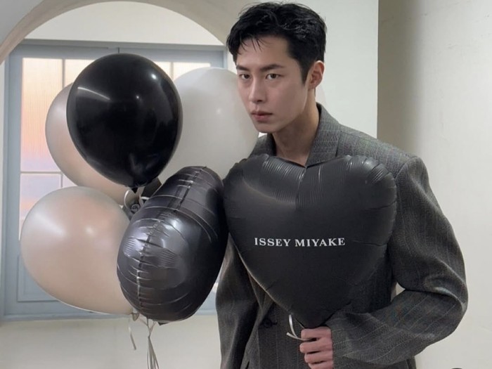 Tahun 2019, namanya mulai meroket dan mendapatkan popularitas setelah membintagi drama 'Extraordinary You'./ foto: instagram.com/jxxvvxxk
