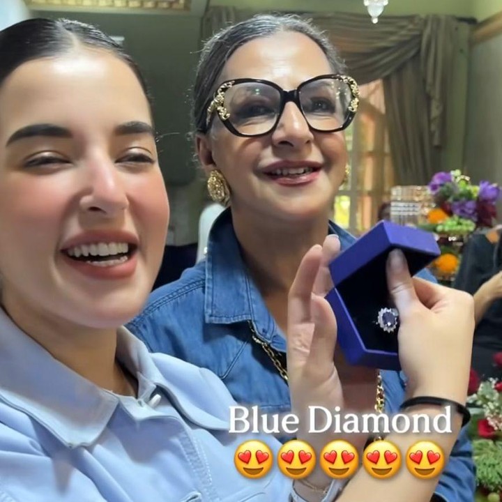 <p>Sang suami, Ahmad Assegaf, dan ibundanya, Alawiyah Alatas, kompak memberikan hadiah ulang tahun untuk Tasya. Sang Bunda diketahui memberikan cincin berlian cantik berwarna biru, lho. Tasya pun tak bisa menyembunyikan ekspresi terkejutnya saat melihat kado dari ibunda. (Foto: Instagram@tasyafarasya)</p>