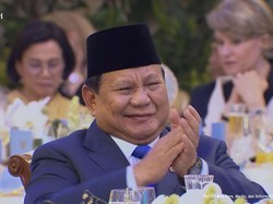 Tawa Prabowo saat Macron Ngomong Pepatah Sedikit-sedikit Jadi Bukit