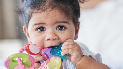 10 Rekomendasi Teether Bayi, Ketahui Juga Manfaat & Cara Memilihnya