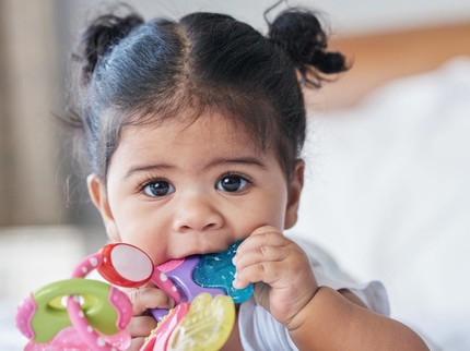 10 Rekomendasi Teether Bayi, Ketahui Juga Manfaat & Cara Memilihnya