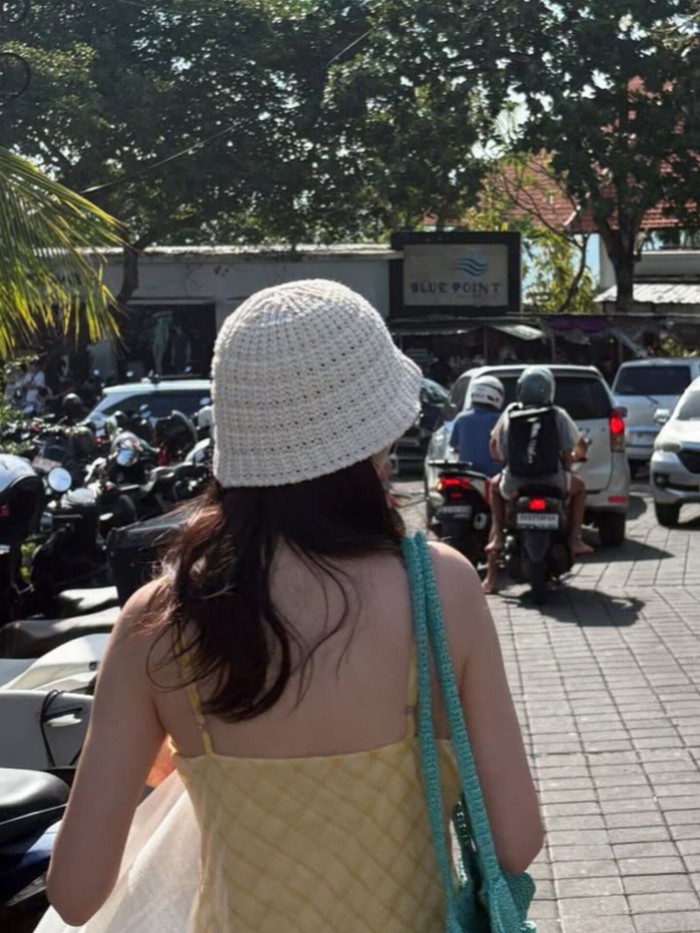 Terakhir, Kim Ji Eun juga tidak ingin melupakan momen liburan beharganya yang melokal dengan masyarakat dan lingkungan Bali, seperti halnya berjalan di tengah keramian kendaraan bermotor./ Foto:instagram.com/kj_ieun
