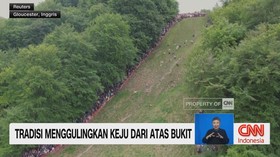 VIDEO: Tradisi Menggulingkan Keju dari Atas Bukit