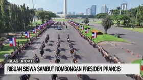 VIDEO: Ribuan Siswa Sambut Rombongan Presiden Prancis
