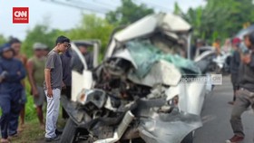 VIDEO: Hilang Kendali, Truk Pasir Tabrak Pikap. 4 Tewas
