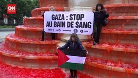 VIDEO: Bela Palestina, Aktivis Paris Tuang Pewarna Merah ke Air Mancur