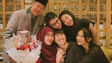 Highlight Dunia Hiburan InsertLive : Ibu Vidi Aldiano Doakan Sheila Dara Kuat Jalani Hidup Usai Kepergian Suami