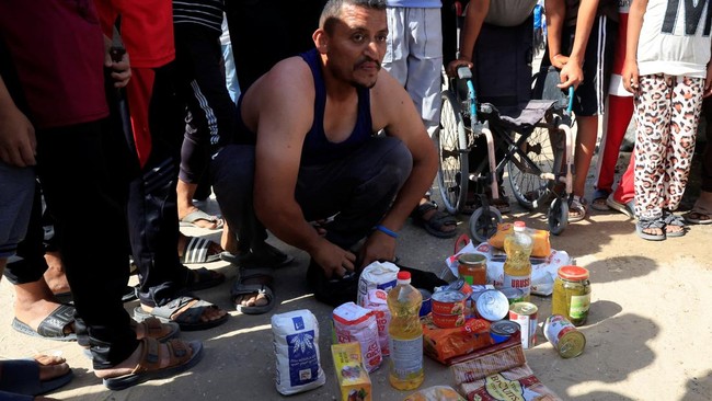 FOTO: Miris Warga Gaza Berebut Bantuan Kemanusiaan di Gaza