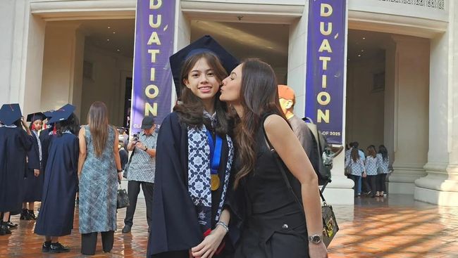 Potret Kompak Wulan Guritno dan Mantan Suami Hadiri Kelulusan Anak