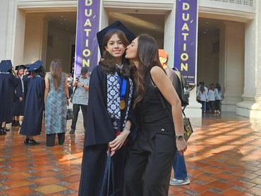 Potret Kompak Wulan Guritno dan Mantan Suami Hadiri Kelulusan Anak